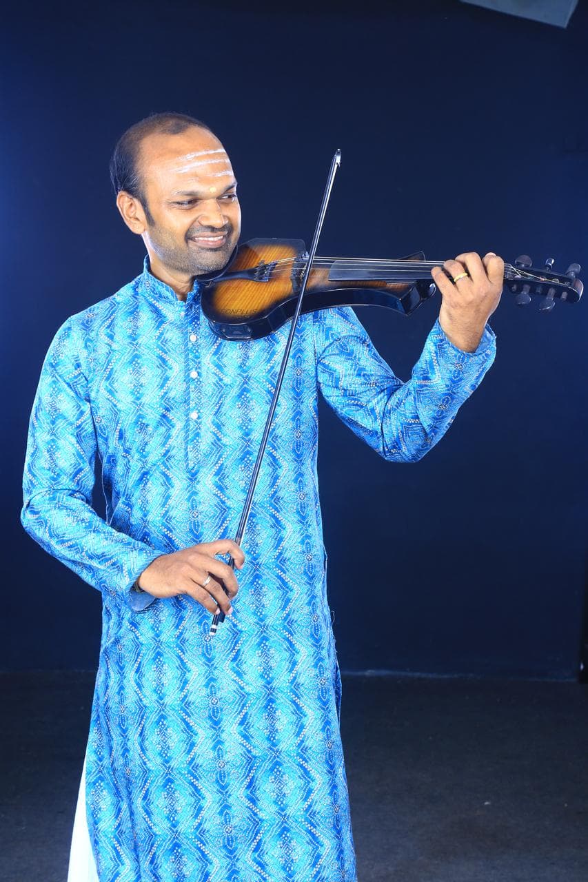 Violin Suka Pavalan performing on violin